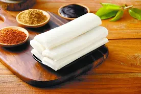 老汉贪嘴吃年糕，半夜被痛醒！医生提醒→图片