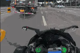 网红骑摩托上高速被拦侧滑，理直气壮索赔？广东交警回应图片