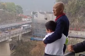 70岁爷爷带孙子蹦极锻炼胆量，网友：这个爷爷是个狠人！图片