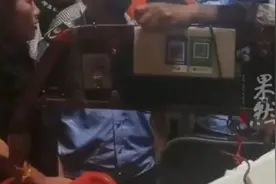 老大爷路边卖芒果2元一斤，被城管抓住，路人纷纷劝说放过他吧图片