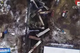 “好几辆列车同时脱轨，一定是哪里出了问题！”图片