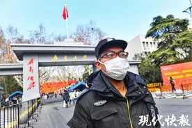 会说英语会写诗！南大保安哥立志考研图片