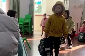 4岁萌娃“气势汹汹”走向老师道歉，网友：用最凶的气势道最怂的歉图片