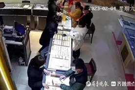 女子趁店员疏忽之际盗走金手镯，最终人赃俱获图片