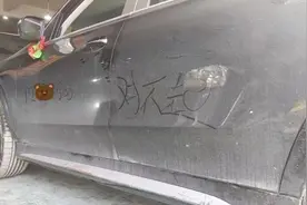 深夜追尾豪车，要赔4个月工资！外卖小哥的操作，万万没想到图片