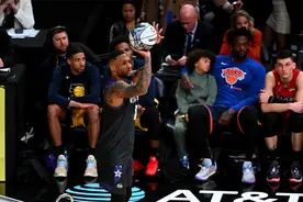 队史首人！利拉德决赛砍26分夺三分大赛冠军图片