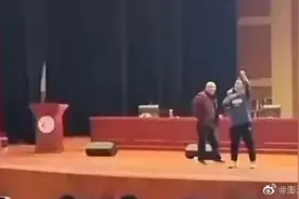 “教育名师”演讲内容不当，被高中生轰下台？官方通报：教师停课，调查问责！图片
