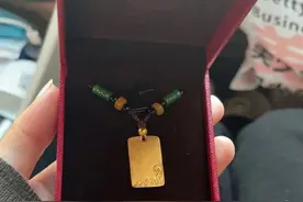 杭州半山老福林金店突然火了！早晨8点就有人排队改首饰，有位男生甚至要做个半斤多的手镯图片