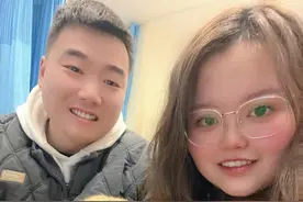 路遇金毛犬被撞伤趴地，90后夫妇放弃旅行送医救助：这是缘分，遇见它就要负责图片