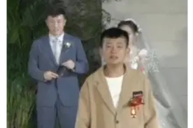 弟弟在姐姐婚礼上边哭边跳舞，网友：凭的全是肌肉记忆啊图片