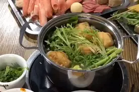 自助火锅老板嫌女子吃太多让加10元，在玩套路？图片