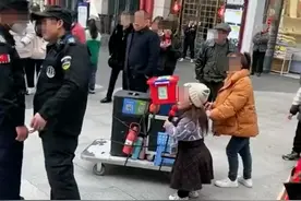 网传残疾人街头卖唱遭驱赶怒怼保安？涉事物业：尊重理解他们，因接到扰民投诉劝离图片