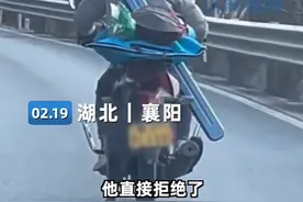 高光时刻！大叔钓起20多斤大鱼 绑摩托车后座一路炫回家图片