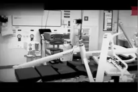 手术灯突然掉落砸在手术台上 麻醉师遭砸中受伤图片