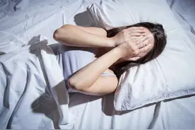 老是睡不好，医生竟说是因为便秘？图片