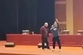 演讲时遭高中生抢麦上热搜 “名师”“翻车”犯了什么错？图片