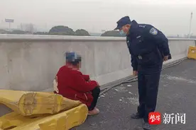 八旬老人走失19小时 看到民警安了心图片