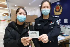 方便！嘉善县首张长三角区域“跨省通办”临时居民身份证落地图片