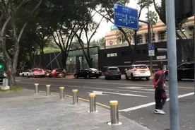 深圳“三不管”道路成“僵尸车温床”，市人大代表盼推动解决视频封面