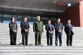 潍坊四中举行“全国国防教育示范学校”授牌仪式图片