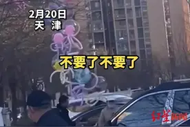“女子卖气球城管要没收，一气之下全放飞”引热议 当地城管：违法占道需没收图片