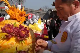 厨师花72小时雕刻出“中华龙魂”：用了215斤的巨型南瓜，寓意风调雨顺图片