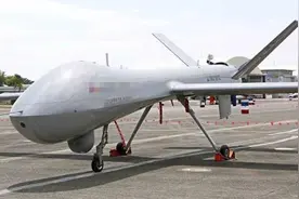 台媒：台军“腾云号”无人机起飞时失控冲出跑道，机身毁损图片