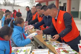 书香飘远 爱心满溢！情暖英雄李学生母校师生图片