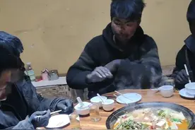 煤车修理工脸黑手黑饭馆聚餐引热议，当事人：对我们来说很正常图片