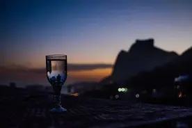 温州男子借住外甥家，叫开锁师傅上门开锁近20次，“顺”走外甥202瓶茅台...图片