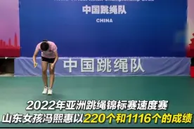 女子1秒跳绳7.3下快到看不见绳图片