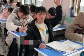 央媒观豫丨学生问螃蟹好不好吃，这位周口老师做了一件事，全网点赞！图片