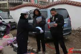 霍州交警：群众“赶”庙会 交警宣传忙图片