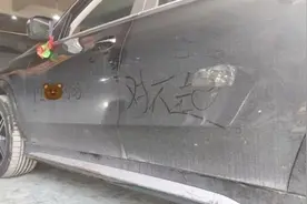 深夜追尾豪车，要赔4个月工资！外卖小哥的操作，万万没想到图片