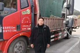 “我是四川人”！勇救落水老人的黑衣大哥找到了：宜宾人在宁波跑运输，获奖励1万元图片