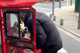 大爷驾驶三轮车逆行与轿车相撞正欲发火 车主：我一说报警，他掉头就跑图片