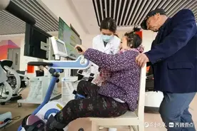 脑出血患者后遗症影响生活，泰安市第一人民医院康复治疗助恢复图片