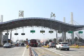 浙江高速首个窄岛化数智云边收费站投用图片