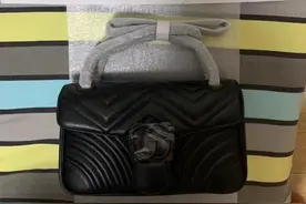 女子称花近2万元在旗舰店买到假奢侈品包，市监部门已介入图片