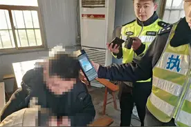 2岁男孩站在副驾驶，爹在酒驾图片