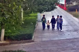 小学生放学，路上居然“捡”到萌娃……图片