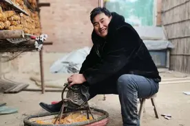 “大衣哥”成名12年后：每天仍有数百人上门求合照，他希望儿子做个合格的农民图片