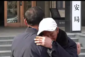 别离50年，兄弟俩终于吃上了团圆饭图片