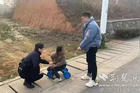 8岁聋哑男孩牵着警察叔叔手回家图片