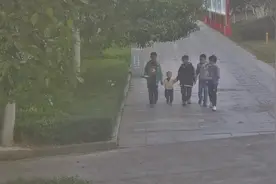 这4个小学生“捡”到个2岁萌娃图片