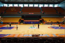 CBA新阶段开赛在即！山东男篮主场备战，场馆变身“橙色主场”图片