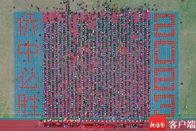 海南华侨中学千名学子跨越成人门 走向成功门图片