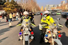 春季单招考试，李沧交警送考忙图片