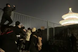 爬护栏、踩草坪……“夜游天坛”成网红打卡，这么拍照可不行图片