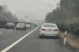 心真大！高速上违停睡觉，后面还坐着俩娃！图片